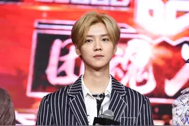 鹿晗颜值加分，中分造型毫无严肃感，反显可爱与活力图片