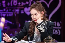 自曝上学收情书到手软，戚薇被嘲“太自恋”，拿出当年照片我信了图片
