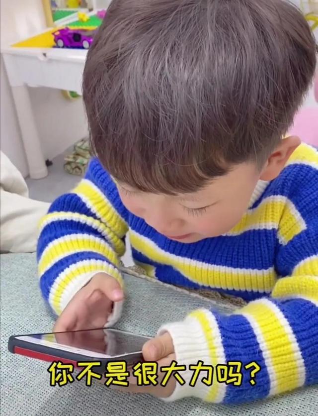 “奥特曼被绿头怪揍”刷爆全网，网友：人类幼崽的反应亮了！笑喷