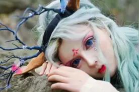 迪丽拉终于放弃“芭比妆”，素颜参加聚会，全程提眼角不敢做表情图片