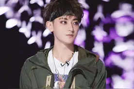 黄子韬头戴黑色发带，拼接夹克超有个性，认真工作的男人好帅气图片
