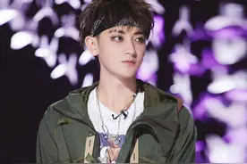 黄子韬头戴黑色发带，拼接夹克超有个性，认真工作的男人好帅气图片