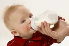宝宝六个月大就要告别奶瓶，再使用弊端多多，家长应该注意了图片