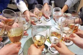 57岁男人去同学聚会，与老同学旧情复燃，抛弃糟妻，最后人财两空图片