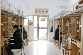 大学生“扮丑风”盛行，沙雕行为不忍直视，学生却高呼青春万岁图片