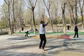 83岁老先生连蹦带跳，这个小空竹园走出一群大爷大妈健身达人图片