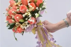 在婚礼现场如何扔出手捧花 扔手捧花时的注意事项图片