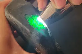 欣赏一块真正的平民级收藏翡翠：帝王绿翡翠原石！图片