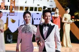 邓超现身金鸡奖，帅气活力不似41岁，与蓝羽挽手不怕孙俪吃醋？图片