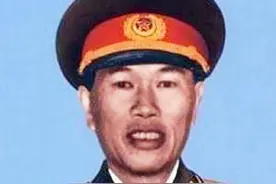 战士从报纸上认出父亲，指导员却说：别乱想了，那是高级首长图片
