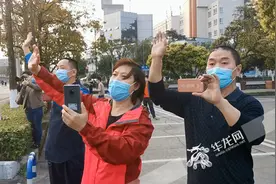 欢迎英雄回渝|特殊“团聚”：为了远远看女儿一眼，她在机场围栏外守候3小时图片