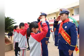 学好红色故事，传承红色基因，南昌消防为乡村小学赠送“红色小书包”图片