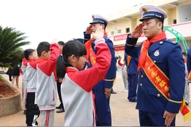 学好红色故事，传承红色基因，南昌消防为乡村小学赠送“红色小书包”图片