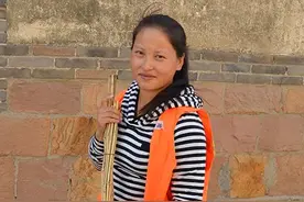 家门口捡了个姑娘7岁开始伺候瘫痪在床的三个家人端屎端尿20多年图片