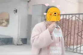 “我去下楼拿个快递”，孕妈出门半小时未归，丈夫找到后哭笑不得图片