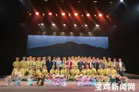 这部在宝鸡演出的秦腔戏，散场十五分钟后观众仍不愿离场图片