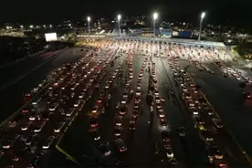 加美边境入境点挤爆苦等3小时！忘带这项证明罚$5,000图片