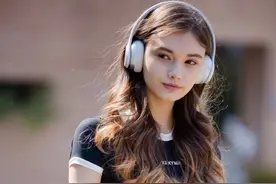 戴着耳机的阳光少女图片