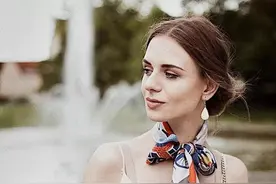 丝巾的4种妙用！夏天这么搭配，时髦又高级图片