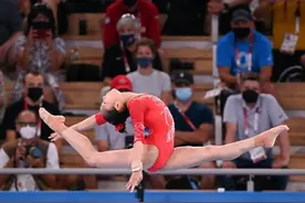 中国体操队战袍太华丽！凤凰和牡丹花重工刺绣，紫色比中国红霸气图片