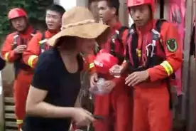 抗洪堤坝上 暖人故事多 安徽村民冒雨给消防员送热水板凳图片