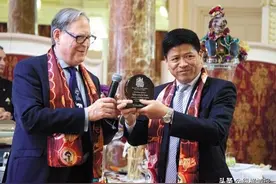 坐拥千亿不屑于融资，两个游乐场一年创收40亿，他才是真正的大佬图片