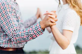 男人追求中年女人时，是什么想法？听听三位男人的话，很现实图片