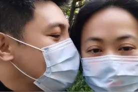 孙涛罕秀恩爱，与娇妻脸贴脸羞涩献吻，女方表情淡定仿佛习以为常图片