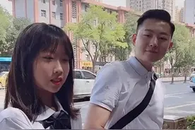 “最嫩老爸”火了，接女儿放学被误认是情侣，网友：吃防腐剂了？图片