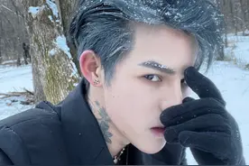 网红都爱立总裁人设，殷世航翻车身高还被嘲，她身价78亿更夸张图片