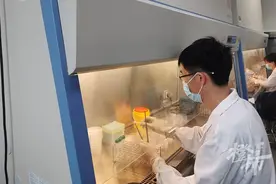 很多人吃饭前都用热水或茶水烫餐具，真能杀菌吗？来看这个实验！图片