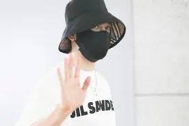 黄晓明男团装扮帅气减龄 推箱赶路步伐悠闲状态好图片