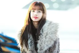 “人间芭比”LISA的秋冬穿搭，基础款穿出满满高级感，好美图片