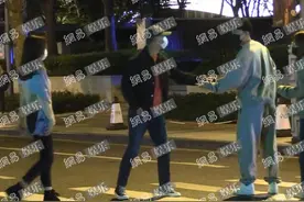 黄轩带圈外女友与欧豪倪妮聚餐，牵手走路好甜蜜，网友：欧豪好憨图片