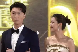无线台庆红毯：名场面！老婆陈自瑶独美，老公王浩信挽着蔡思贝图片