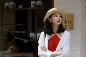 一眼万年的红色裙子，配什么颜色的外套更好看？图片