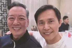 港版《天龙八部》“慕容”父子重聚，两人状态极佳，年龄仅差4岁图片