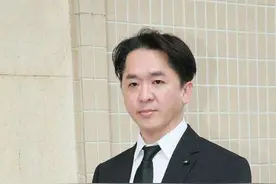 亿万富豪打破三女共侍一夫平衡，专宠身材火辣老三，还帮她养女儿图片