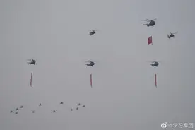 空中护旗梯队上悬挂巨幅标语 祝福党的百年华诞图片