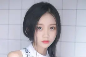 萌妹纸可爱自拍，上面的字你都认识吗？图片
