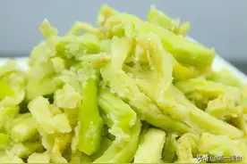大厨分享一道农家蒸茄子，简单一蒸一拌，不发黑不变色，少油健康图片