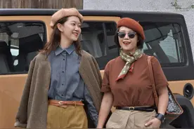 这才是初秋流行的打扮：棉麻九分裤+平底鞋，五六十岁女人穿好美图片