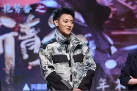 “撕漫男”黄子韬，穿搭风格充满潮流个性图片