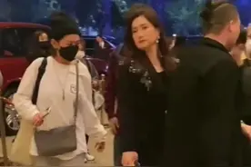 故意找茬？凤凰传奇玲花被男子挡路，对方表情凶狠还动手推人图片