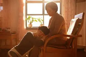 偷看母亲的日记后，她泣不成声：下辈子，再也不当这样的女儿图片