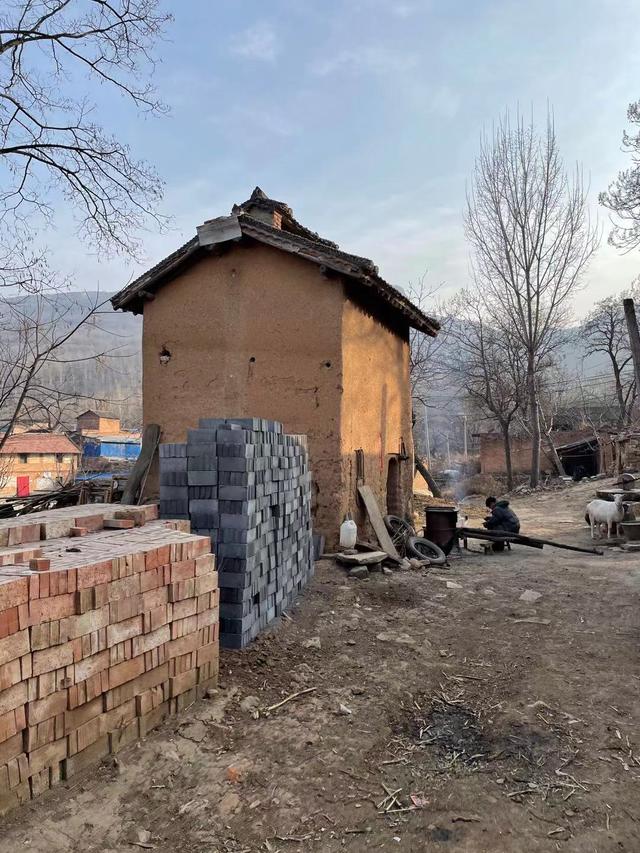 郑州驴友徒步经典户外线路，万丈梯刀背山穿越小长城黄金大草原