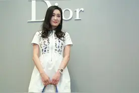 不愧是台湾顶级名模，52岁孟广美白裙黑丝风韵犹存，178气场强大图片