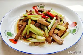 香干爆炒芹菜，清香鲜美又好吃，制作简单，三分钟就学会图片