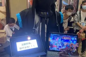 “反原神玩家”出现在肯德基，手中有8字标语，太真实了图片