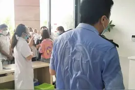 “致敬！ 协助群众打疫苗的警察叔叔全身湿透了”图片